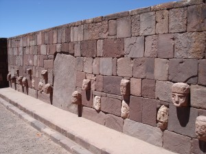 Tiwanaku-stone-wall